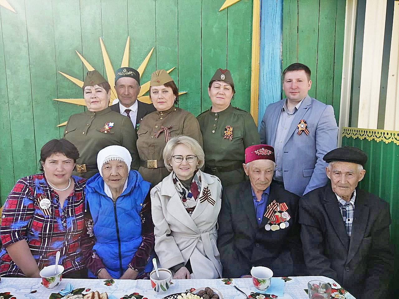 Заместитель председателя Госсобрания-Курултая республики Эльвира Аиткулова посетила в Миндяке ветерана